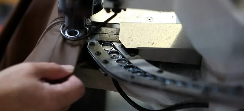 Stoff wird an einer Industrienähmaschine genäht